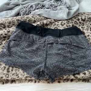 Black and white patterned speedup short